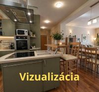 Na predaj priestranný 4-izbový byt - Robotnícka ulica, Banská Bystrica - Otvorená kuchyňa a obývacia izba s podlahou s dreveným dekorom v 4-izbovom byte.
