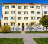 Na predaj priestranný 4-izbový byt - Robotnícka ulica, Banská Bystrica - Bytový dom v Banskej Bystrici, žltá fasáda, upravená zeleň, jasná obloha.