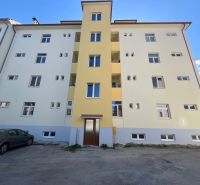Na predaj priestranný 4-izbový byt - Robotnícka ulica, Banská Bystrica - Bytovka v Banskej Bystrici s parkoviskom pred vchodom.