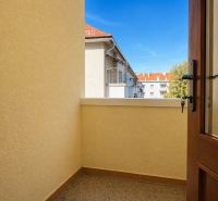 Na predaj priestranný 4-izbový byt - Robotnícka ulica, Banská Bystrica - Balkón v 4-izbovom byte s výhľadom na strechy a stromy.