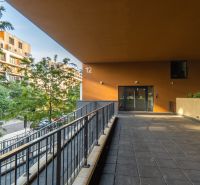 I Slnečnice – Zóna mesto moderný 1-izb byt s loggiou - Exteriér nehnuteľnosti na ulici Zuzany Chalupovej, Bratislava - Petržalka, pri vchode s rampou.