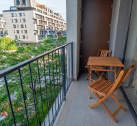I Slnečnice – Zóna mesto moderný 1-izb byt s loggiou - Balkón 1-izbového bytu na ulici Zuzany Chalupovej, Bratislava - Petržalka s dreveným nábytkom.