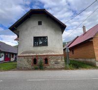Predaj- Rodinný dom -Stankovany - Rodinný dom v Stankovanoch s kamennou základňou a jednoduchou bielou fasádou.