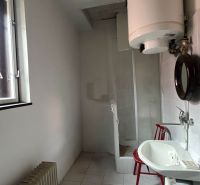 Predaj- Rodinný dom -Stankovany - Kúpeľňa v rodinnom dome s oknom, umývadlom a ohrievačom vody.
