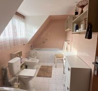 PREDANÝ !!! Rodinný dom v centre Ružomberka na PREDAJ ID:D130BD - Kúpeľňa v Rodinnom dome s vaňou, umývadlom, záchodom a bielymi dlaždicami.