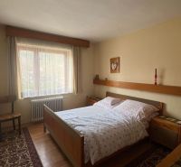 PREDANÝ !!! Rodinný dom v centre Ružomberka na PREDAJ ID:D130BD - Spálňa v rodinnom dome s posteľou, stoličkou, kobercom a podlahou s dreveným dekorom.