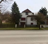PREDANÝ !!! Rodinný dom v centre Ružomberka na PREDAJ ID:D130BD - Rodinný dom na ulici Makovického v Ružomberku, obklopený stromami a plotom.