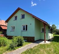 Rodinný dom pre veľkú rodinu s priestorom a súkromím – Polomka - Rodinný dom v Polomke s fasádou svetlej farby a udržiavanou záhradou.