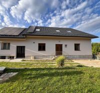 REZERVOVANÝ !!!!!!Víkendový rodinný dom pri Liptovskej Mare – Vlachy-  - Rodinný dom na Krmeši v Liptovskom Mikuláši so solárnymi panelmi a upraveným predzáhradím.