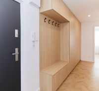 NA PREDAJ,4-IZBOVÝ BYT,KOMPLETNÁ REKONŠTRUKCIA,MARKUŠOVA UL.,KE-ZÁPAD - Chodba so vstavaným nábytkom a podlahou s dreveným dekorom v 4-izbovom byte.