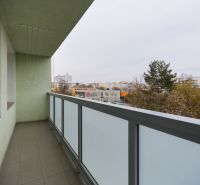 NA PREDAJ,4-IZBOVÝ BYT,KOMPLETNÁ REKONŠTRUKCIA,MARKUŠOVA UL.,KE-ZÁPAD - Balkón 4-izbového bytu na Markušovej v mestskej časti Západ v Košiciach.