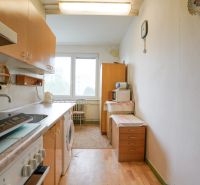 NOVINKA - 2 izbový + loggia + výťah v meste NOVÁ DUBNICA - Kuchyňa v 2-izbovom byte s podlahou s dreveným dekorom a základným vybavením.