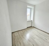 PRENÁJOM 1 IZBOVÝ BYT /34 M2/ SEVER / BALKÓN/ PIVNICA - Izba v 1-izbovom byte s podlahou s dreveným dekorom a svetlou stenou.