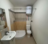 Prenajmem 2 izbový byt v Nesvadoch - Kúpeľňa v 2-izbovom byte s vaňou, umývadlom a toaletou, svetlé obklady stien.
