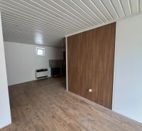 Prenajmem 2 izbový byt v Nesvadoch - 2-izbový byt s podlahou s dreveným dekorom a bielymi stenami.