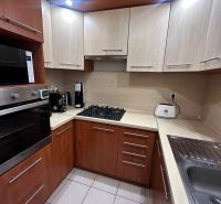 PREDAJ : 3 IZBOVÝ BYT S BALKÓNOM, KOMÁRNO  - Kuchyňa s rohovou linkou a spotrebičmi v 3-izbovom byte, keramická dlažba.