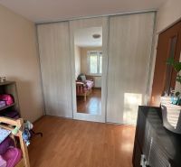 PREDAJ : 3 IZBOVÝ BYT S BALKÓNOM, KOMÁRNO  - Interiér 3-izbového bytu s podlahou s dreveným dekorom a vstavanou skriňou.