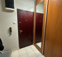 PREDAJ : 3 IZBOVÝ BYT S BALKÓNOM, KOMÁRNO  - Vstupná predsieň v 3-izbovom byte so zrkadlovou šatníkovou skriňou a svetlou dlažbou.