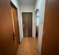 PREDAJ : 3 IZBOVÝ BYT S BALKÓNOM, KOMÁRNO  - Chodba v 3-izbovom byte s podlahou s dreveným dekorom a dverami.