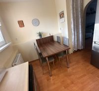PREDAJ : 3 IZBOVÝ BYT S BALKÓNOM, KOMÁRNO  - Jedálenský kút so stolom a stoličkami v 3-izbovom byte s podlahou s dreveným dekorom.