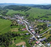 Slnečný stavebný pozemok 1 186 m² - Karná | možnosť dokúpiť 1 ha - Letecký pohľad na obec Karná obklopenú kopcami a pozemkami na bývanie.