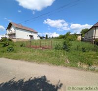 Slnečný stavebný pozemok 1 186 m² - Karná | možnosť dokúpiť 1 ha - Dom obklopený zeleňou v Karnej, lemovaný plotom, ideálny pre Pozemky - bývanie.
