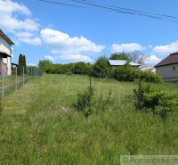 Slnečný stavebný pozemok 1 186 m² - Karná | možnosť dokúpiť 1 ha - Pozemky - bývanie v Karnej, trávnatá plocha s oplotením a priľahlými budovami.