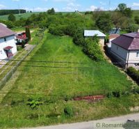 Slnečný stavebný pozemok 1 186 m² - Karná | možnosť dokúpiť 1 ha - Pozemok na bývanie v Karnej, ohraničený susednými domami a zeleňou.