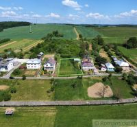 Slnečný stavebný pozemok 1 186 m² - Karná | možnosť dokúpiť 1 ha - Letecký pohľad na pozemky - bývanie v Karné, s okolím polí a domov.