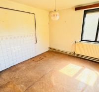 Na predaj 6-izbový rodinný dom (dvojdom) v Pažiti, pozemok 1445 m² - Nevybavená miestnosť s oknom, radiátorom a podlahou s dreveným dekorom v Rodinnom dome.