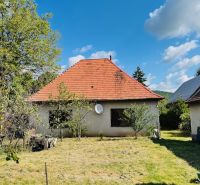 Na predaj 6-izbový rodinný dom (dvojdom) v Pažiti, pozemok 1445 m² - Rodinný dom v Pažiti s červenou strechou na upravenej záhrade.