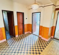 Na predaj 6-izbový rodinný dom (dvojdom) v Pažiti, pozemok 1445 m² - Chodba v Rodinnom dome s dlažbou a dreveným dekorom na stenách.