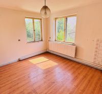Na predaj 6-izbový rodinný dom (dvojdom) v Pažiti, pozemok 1445 m² - Priestranná izba s podlahou s dreveným dekorom v rodinnom dome.