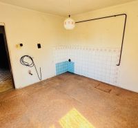 Na predaj 6-izbový rodinný dom (dvojdom) v Pažiti, pozemok 1445 m² - Interiér rodinného domu s bielymi stenami a podlahou s dreveným dekorom.