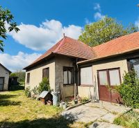 Na predaj 6-izbový rodinný dom (dvojdom) v Pažiti, pozemok 1445 m² - Rodinný dom v Pažiti s červenou strechou a prechodom do záhrady.