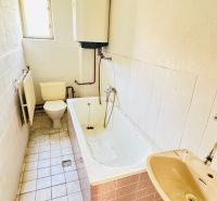 Na predaj 6-izbový rodinný dom (dvojdom) v Pažiti, pozemok 1445 m² - Kúpeľňa v rodinnom dome s vaňou, umývadlom a toaletou.