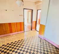 Na predaj 6-izbový rodinný dom (dvojdom) v Pažiti, pozemok 1445 m² - Interiér rodinného domu s dlaždicovou podlahou a drevodekorom na stenách.