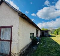 Na predaj 6-izbový rodinný dom (dvojdom) v Pažiti, pozemok 1445 m² - Rodinný dom v Pažiti s prístavbou, záhrada, slnečné počasie.