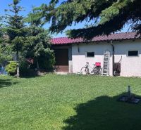 Rodinný dom v Dunajskej Lužnej  - Záhrada rodinného domu na Nových Košariskách v Dunajskej Lužnej, s garážou a bicyklom.