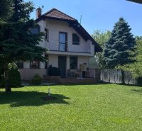 Rodinný dom v Dunajskej Lužnej  - Rodinný dom v Dunajskej Lužnej, Nové Košariská, obklopený upravenou záhradou a ihličnanmi.