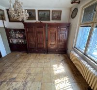 Krásny pozemok so starším domom Na Riviére, vhodný aj na investíciu  - Izba v rodinnom dome s nábytkom, obrazmi, lustrom a radiátorom.