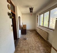 Krásny pozemok so starším domom Na Riviére, vhodný aj na investíciu  - Predsieň v rodinnom dome s dlažbou, dekoráciami na stenách a osvetlením.