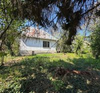 Krásny pozemok so starším domom Na Riviére, vhodný aj na investíciu  - Rodinný dom v Bratislave - Karlovej Vsi na ulici Na riviére obklopený zeleňou a stromami.