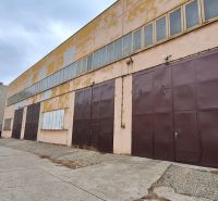 Prenájom skladu / výrobnej haly – 365 m², Galanta - Sklady a haly na ulici Zoltána Kodálya v Galante, priemyselná budova s kovovými bránami.