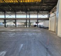 Prenájom skladu / výrobnej haly – 365 m², Galanta - V interiéri skladov a hál dominuje priestranná betónová plocha a oceľové konštrukcie.