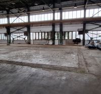 Prenájom skladu / výrobnej haly – 365 m², Galanta - Priestor v skladoch a halách s priemyselným interiérom a betónovou podlahou.
