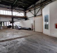 Prenájom skladu / výrobnej haly – 365 m², Galanta - Interiér skladov a hál so staršími dverami a presklenými oknami, industriálny priestor.