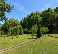 Záhrada s murovanou chatkou a výhľadom, Považská Bystrica -Klučina - Záhrada s trávnikom a stromami v Považskej Bystrici na ulici Klučina pri Chate.