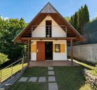 Záhrada s murovanou chatkou a výhľadom, Považská Bystrica -Klučina - Chata na Klučine v Považskej Bystrici obklopená prírodou s drevenými detailmi.