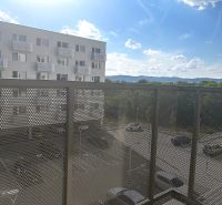 Prenájom 1 izb. byt, NOVOSTAVBA Ivanská cesta, Bratislava II, Trnávka  - Balkón v 1-izbovom byte s výhľadom na parkovisko a okolité hory.
